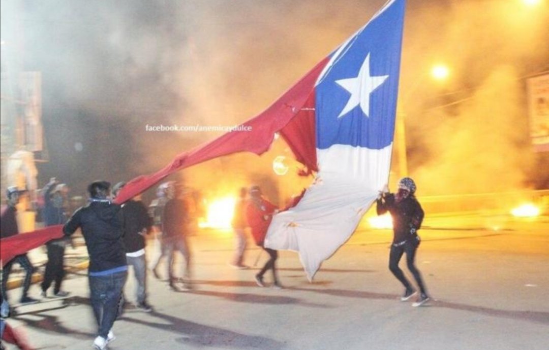 AngelDLaCruz_'s tweet photo. #miserables son los #antichilenos que quemaron la #BanderaDeChile y las que se limpiaron el trasero o trapearon el piso con la #banderadetodos 🇨🇱 https://t.co/MXbLVaq2or