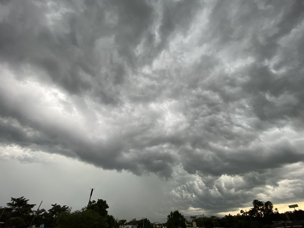 MeteoColima's tweet photo. @M_Dr_Vulcano @TornadosMexico @MeteoJalMX @TiempoCarbon @chematierra @objtormentas También nos tocó verla, aquí otro angulo. ¡Saludos! 🙌🏻🤓 https://t.co/CzgXYNYEoX