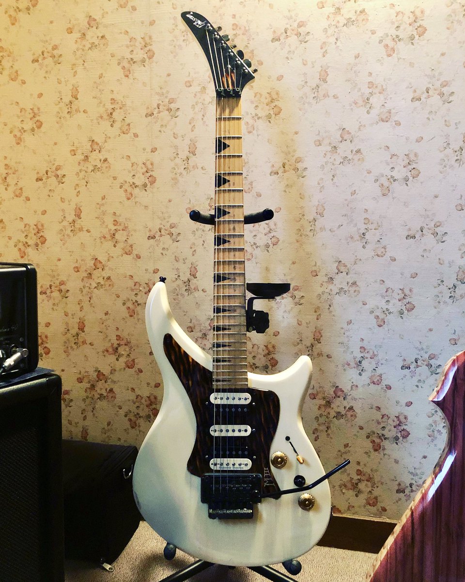 YuG_MIII's tweet photo. HRと比較するとM-IIIのネックグリップはかなり薄いCシェイプ
良く恭司さんが言う握った時の安心感はHRの方が断然ある
もちろんサウンドキャラクターも違うが、どちらも24fのハムバッカーでFloyd Rose系を搭載してるので違和感は無いのです
#gibsonm3 #hrcustom https://t.co/FO6JziOoV2