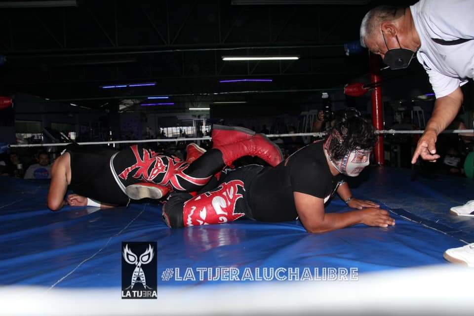 LaTijeraLucha's tweet photo. El torneo de #LuchaLibreCM y #ViGym es para #DrMuerteJr que se impuso a #SteellRock, #CanarioJr, #UltimoAztecaJr, #Espacial, #MomiaGemelaSegunda y #MarioBros...
#latijeraluchalibre https://t.co/p45hTFEinp