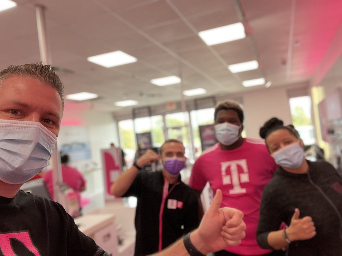 McHenry is packed with customers who love these amazing iPhone deals! Let’s go!! <a href="/TCCMobile/">TCC Wireless</a> <a href="/TimMiller44/">Tim Miller</a> <a href="/vsamples25/">Vicki Samples</a> #TeamMagenta #ForeverUpgrade