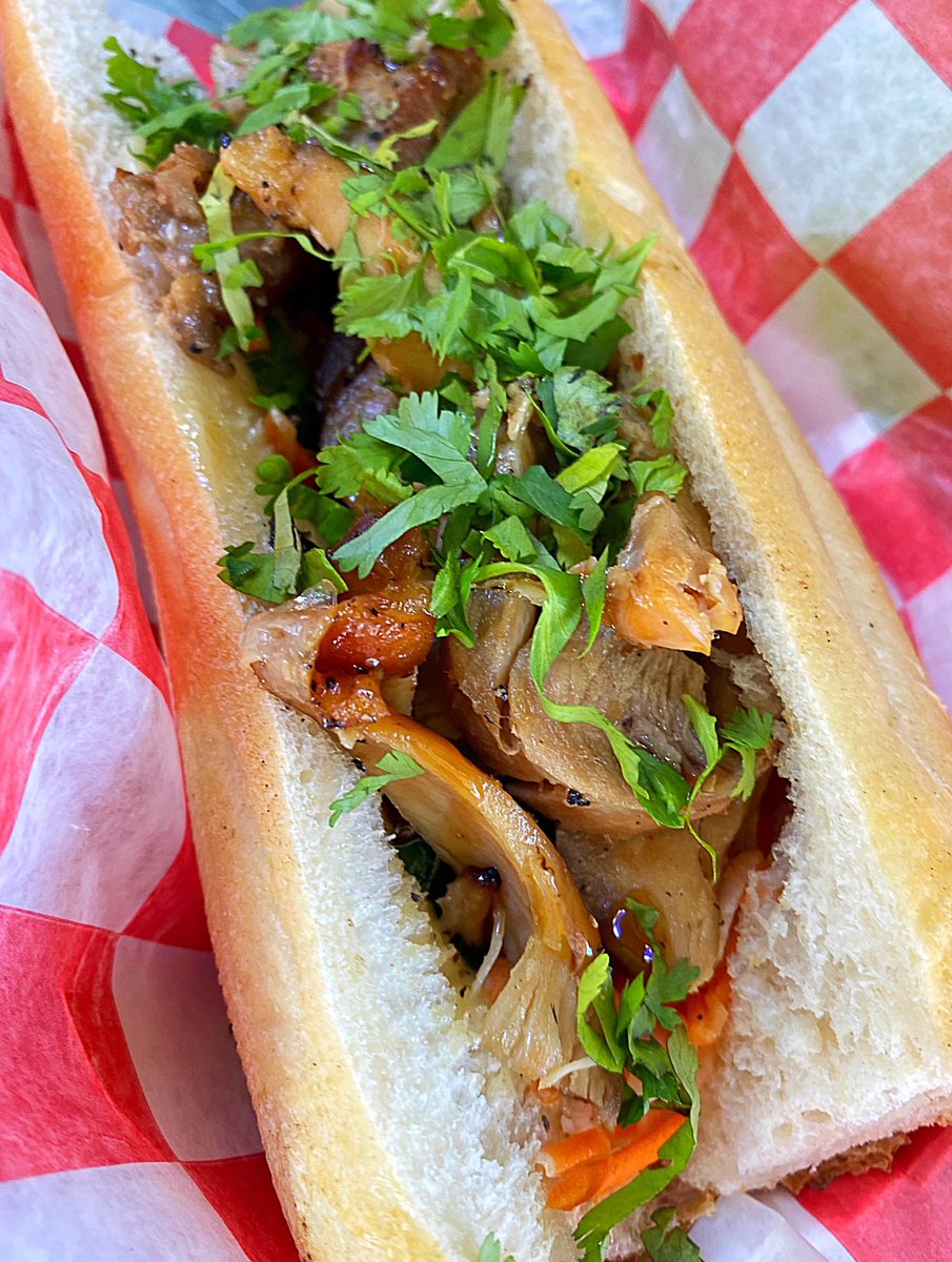 PhoWheels's tweet photo. Banh mi & a nice cold brew anyone? 🍻
Join us in #Olney we’re serving until 7:30pm @Lone Oak Farm Brewing📍5000 Olney Laytonsville Rd • MD
#phowheels #foodtruck #onley #saturdayvibes #supportsmallbusinesses #phoaddict #vietnamesefood #foodie #dmvfoodie #foodporn #sendNoods https://t.co/ln9wWcNxqc