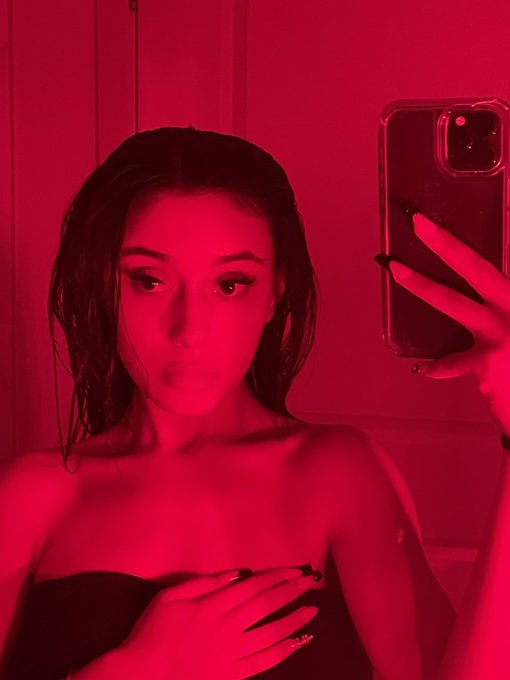 Watch YL's leaked NSFW photo on TwXstars