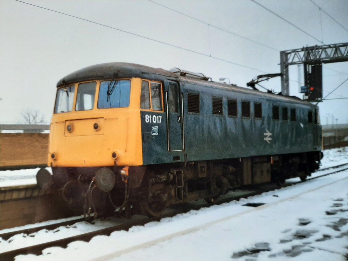 MarkTur05071887's tweet image. Wintery scene at Birmingham International as class 81 no 81017 awaits the road as it passes through light engine . 
Photo taken in 1988.