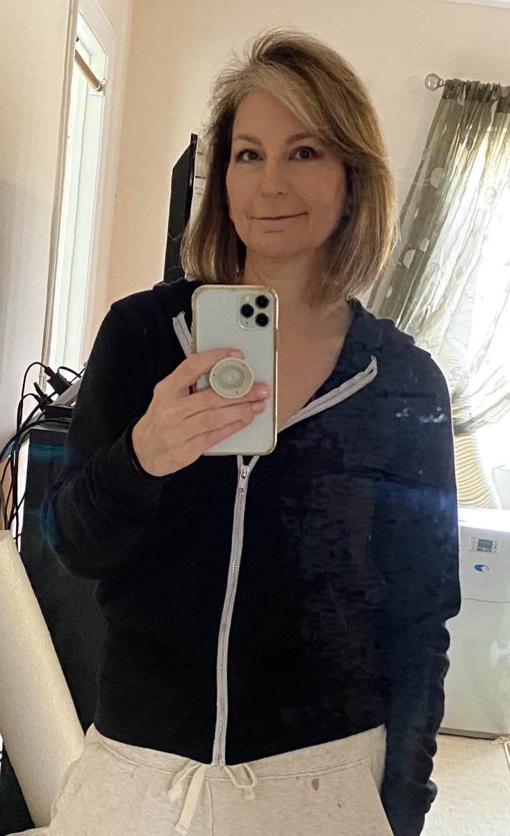 Thehammah's tweet image. Another year older!  Time for new hair!  #shortbob