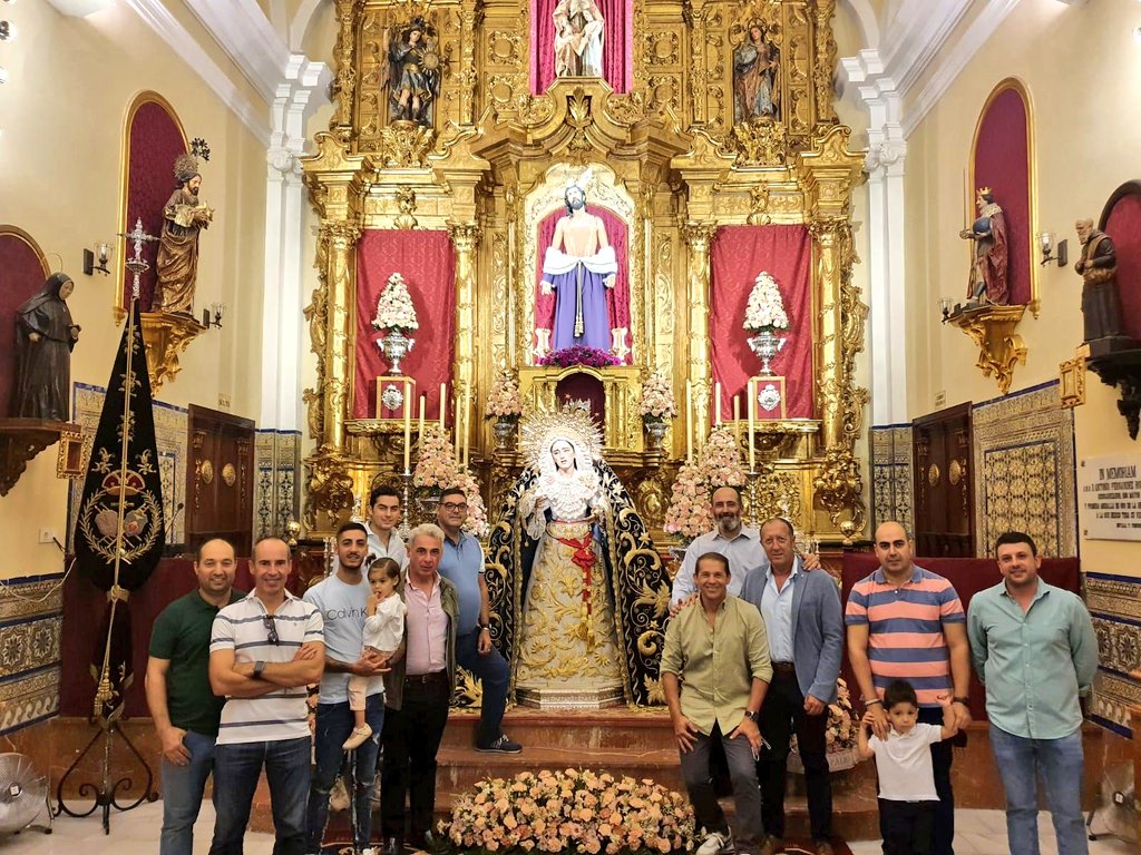 SolanaScrire's tweet photo. Veneración y ofrenda floral de la cuadrilla del palio de María Santísima de los Dolores y Misericordia. 
Gracias por marcar sus andares con tanta elegancia. Que Ella guíe vuestros pasos cada día. https://t.co/PxbAyScYoE