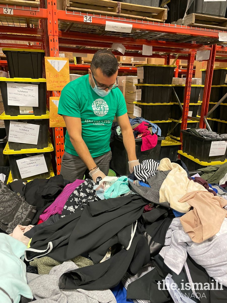 ismailicivic's tweet photo. Today volunteers from the Prairies came out to help sort donations at the @winsyyc. Here are a few pictures of volunteers in action. #GICD #ServingHumanity #IsmailiCIVIC #EnrichingLives https://t.co/pI54uBg7Dy
