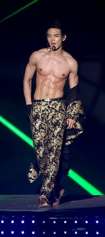 KpopAbs28's tweet photo. Although he is in 30's he still so hot 🔥💖 #SHINee #MINHO #kpopabs https://t.co/vX8lwyp0DU