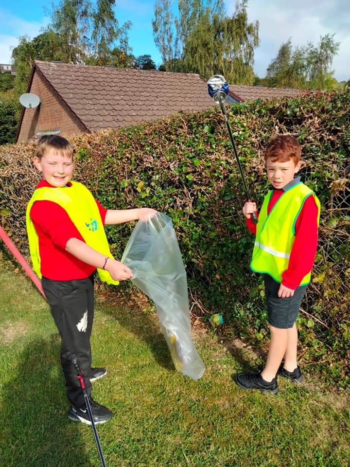 PowysRecycles's tweet photo. Litter pickers from Castell Caereinion school separating cans and bottles for recycling on the go
Tidy 👍
#RecycleWeek2021
#CaruCymru
🏴💚♻️🚮 https://t.co/vkiyi8vQiA