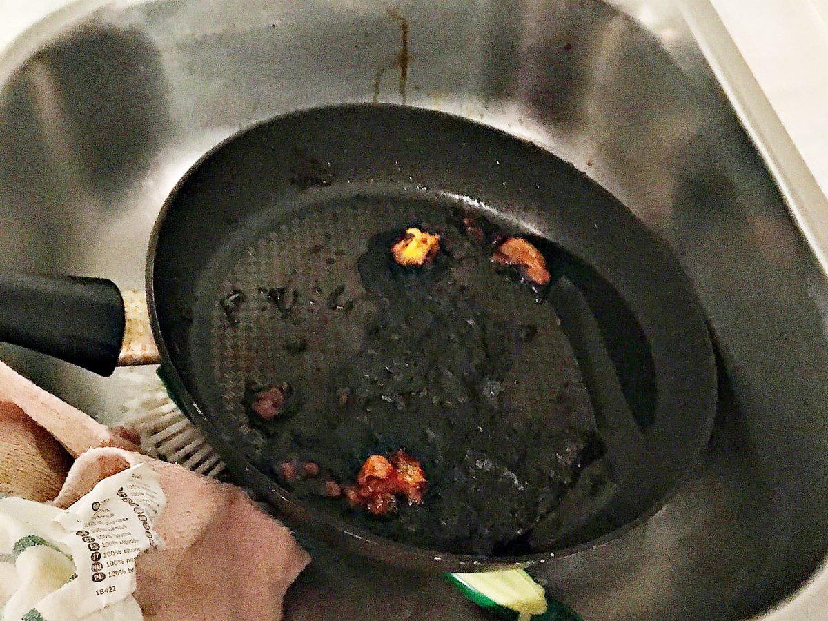 brannvesenetVIB's tweet photo. Gjenåpningsberuset eller helt gåen av festen? Vi anbefaler brødskive som nattmat. 

Vi har bred erfaring med folk som slokner fra nattmaten. I bestefall ender den i vasken, men dessverre kan varm nattmat i heimen resultere i "end of life" for mer enn maten. Ha en riktig god natt! https://t.co/47pbD07nTR