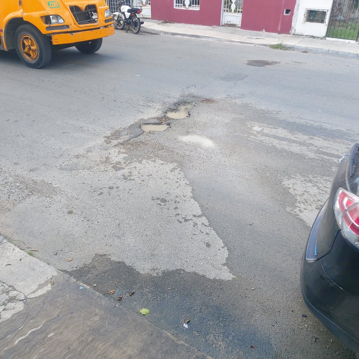 CmiLuiz's tweet photo. @RenanBarrera @JAPAYOficial durante varios meses llevo reportando este problema con fugas de agua , los cuales ya cada vez están peor ahora no solo es la salida de agua durante todo el día por la calle , también se hizo un problema de bache !  # de reporte 2020626879 https://t.co/5LGnp9W4Zu