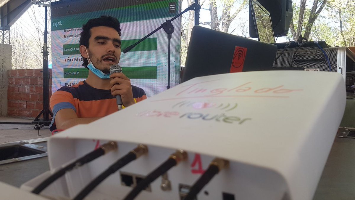 AlterMundiNet's tweet photo. Uno de los momentos clave de esta jornada de #apropiaciontecnologica fue
cuando @iermanf mostró cómo se puede configurar #limeapp Una app de #softwarelibre que está preinstalada en el #LibreRouter para facilitar el despliegue de #RedesComunitarias
Info https://t.co/7drpsgn33U https://t.co/JYzxML2gIb