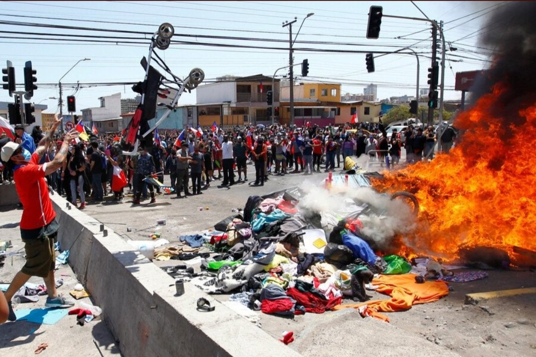 alecostama's tweet photo. Esta foto es la mismísima barbarie. Quemar un coche de guagua, celebrar el espanto con banderas. https://t.co/pB6xNxh4lV