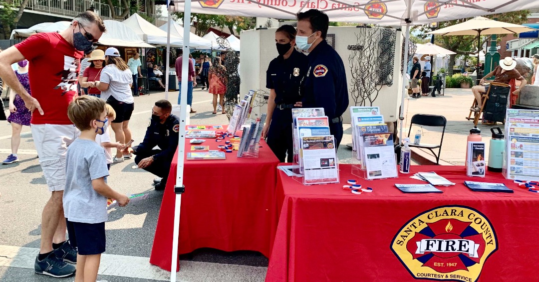 sccfiredept's tweet photo. Come by the Los Altos Art & Wine Festival and say hello! Enjoying the opportunity to meet many festival attendees, including a junior firefighter, and educate them on safety and wellness.
#cityoflosaltos #firesafety #besafe https://t.co/31tmDtRGYA