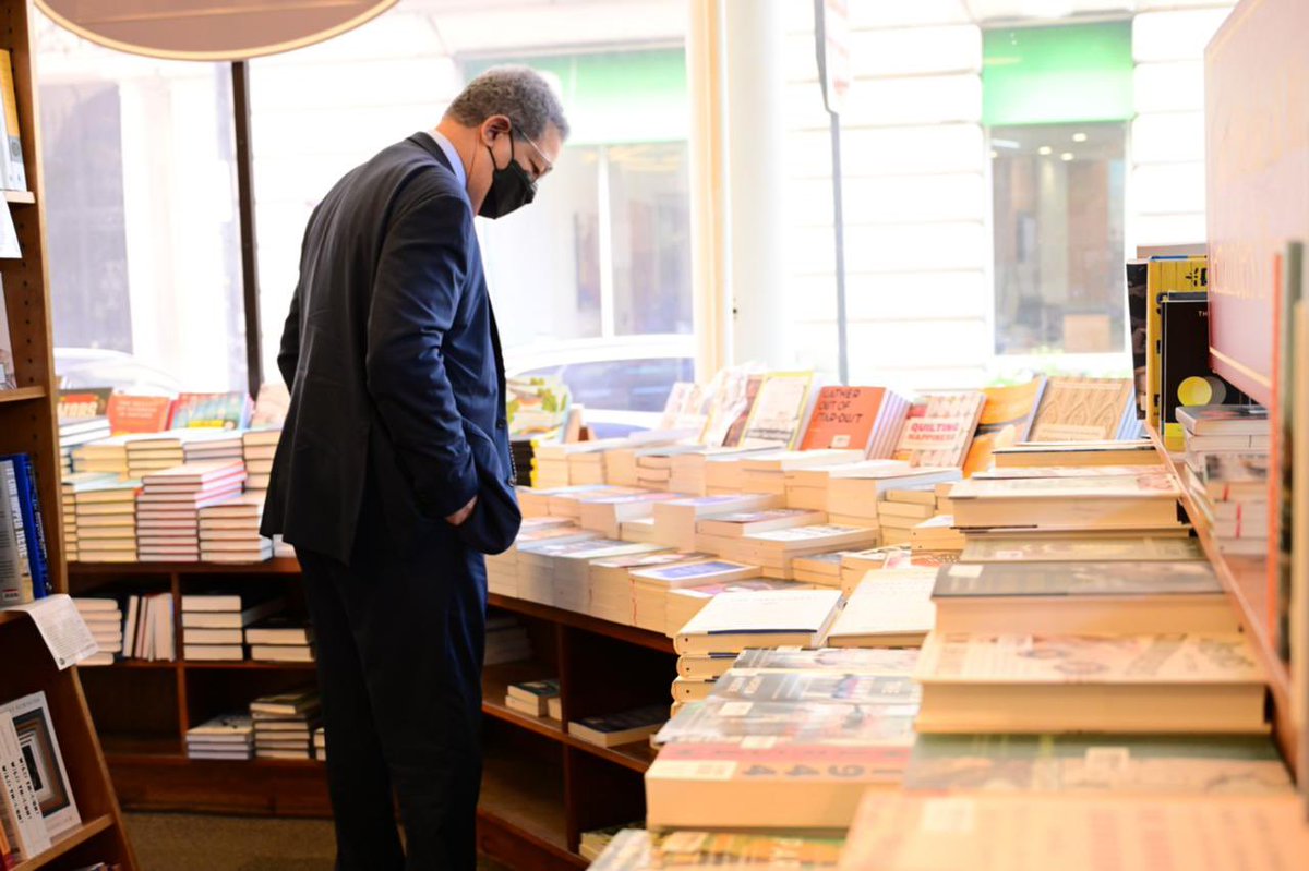 LeonelFernandez's tweet photo. Haciendo un alto en nuestra agenda de juramentaciones de nuevos integrantes de @FPcomunica, tuve la oportunidad de pasar por la librería de Harvard University. Promovamos la lectura en nuestros jóvenes.

Más opciones para recomendarles en los #MartesDeLectura https://t.co/dRK2VLJF9J