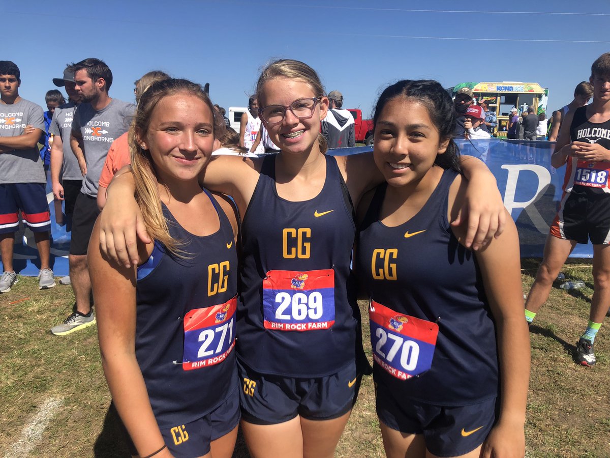 CoachGantofCG's tweet photo. Girls getting ready to run. #CGXC #RimRock https://t.co/7gZOlrJ0AW
