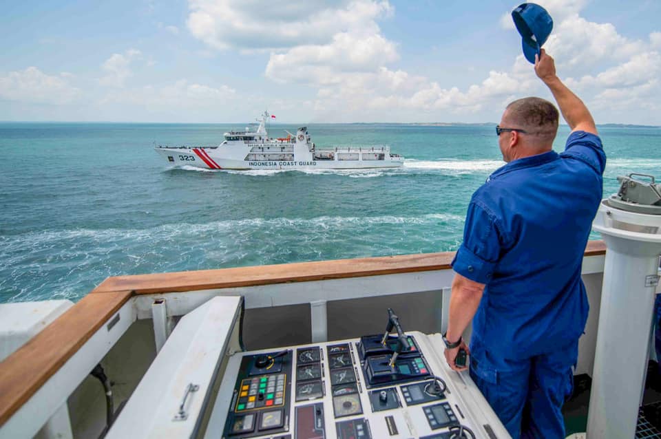 USCG's tweet photo. #SaturdayAtSea #USCG Cutter Munro wrapped up another joint training exercise with our partners in the Western Pacific. The exercises included ship-to-ship communications drills, multi-unit maneuvering and maritime domain awareness while at sea. https://t.co/dT4Ubmcc01 https://t.co/BvnzIFr2uG