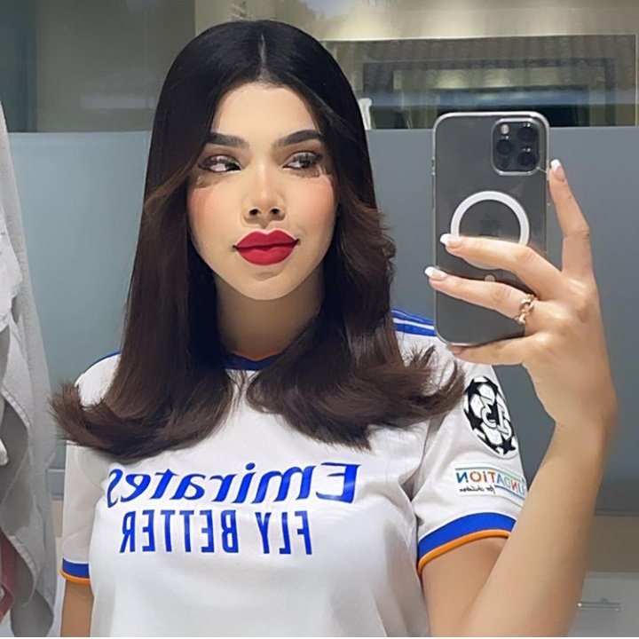 KeninisBuchonas's tweet photo. Kenia Os con playera del Real Madrid es todo lo que está bien en este mundo🤍
#NuevaFotoDePerfil #KOSBB https://t.co/uUMFSrX8bJ
