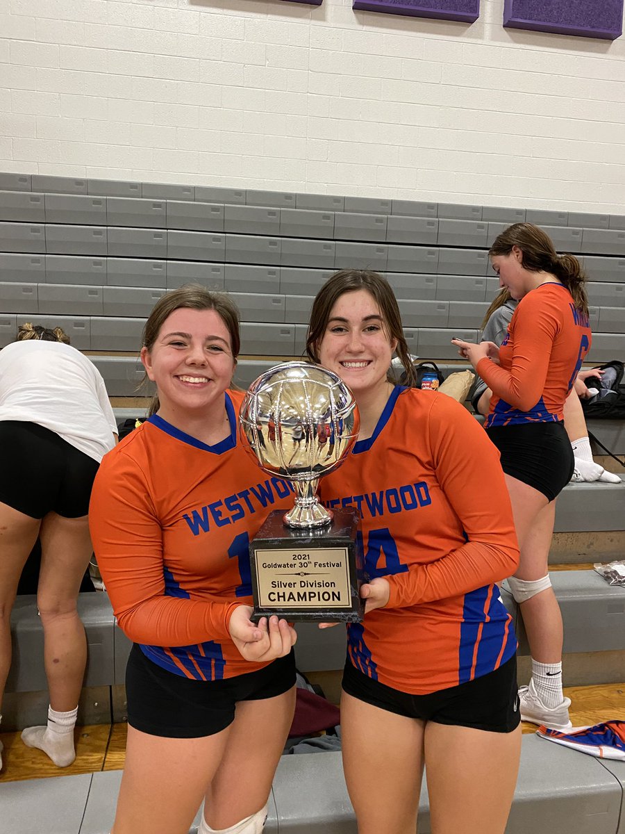 coachpondAD's tweet image. These girl’s have been hammering away and persevering and just won the ‘ship. Great job players and coaches. #repthewood