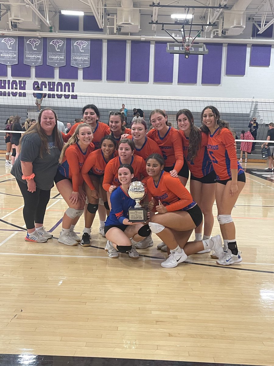 coachpondAD's tweet image. These girl’s have been hammering away and persevering and just won the ‘ship. Great job players and coaches. #repthewood