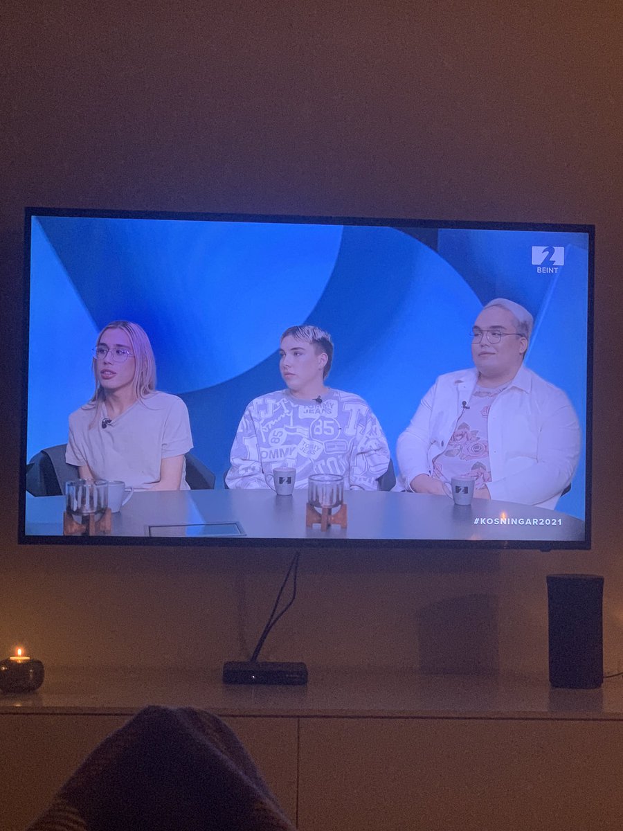 Ég sé fyrir mér mjög mörg, mjög confused miðaldra+ andlit í sjónvarpssófum landsins #kosningar2021 #áframfjölbreytileikinn