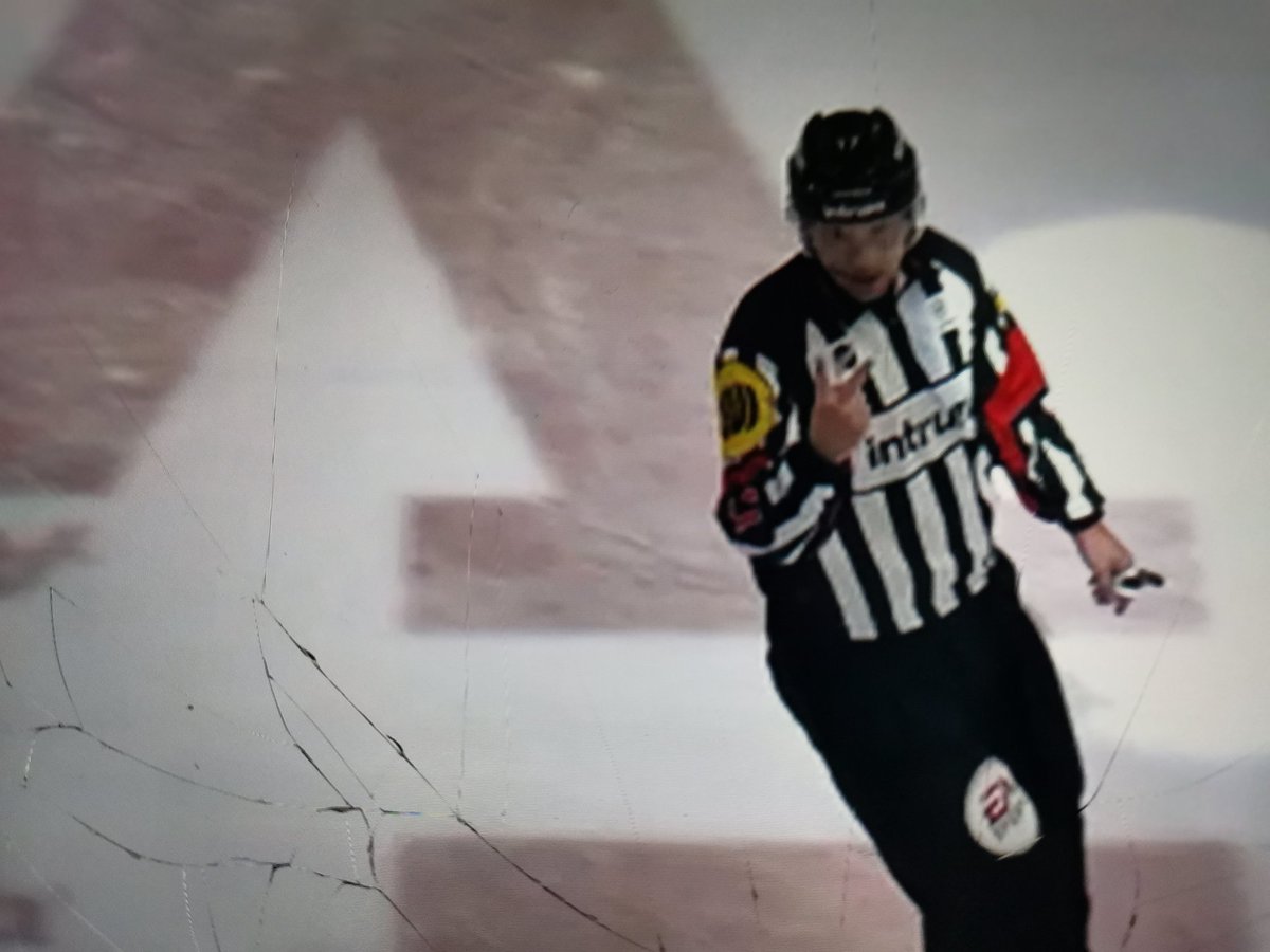 k_vellu's tweet photo. Turussa voi toimitsijat muuttaa jäähyn isommaksi, jos ei osaa laskea. Löhman 2+2 #jukurit #liiga #tps https://t.co/scXWXdj9Vd