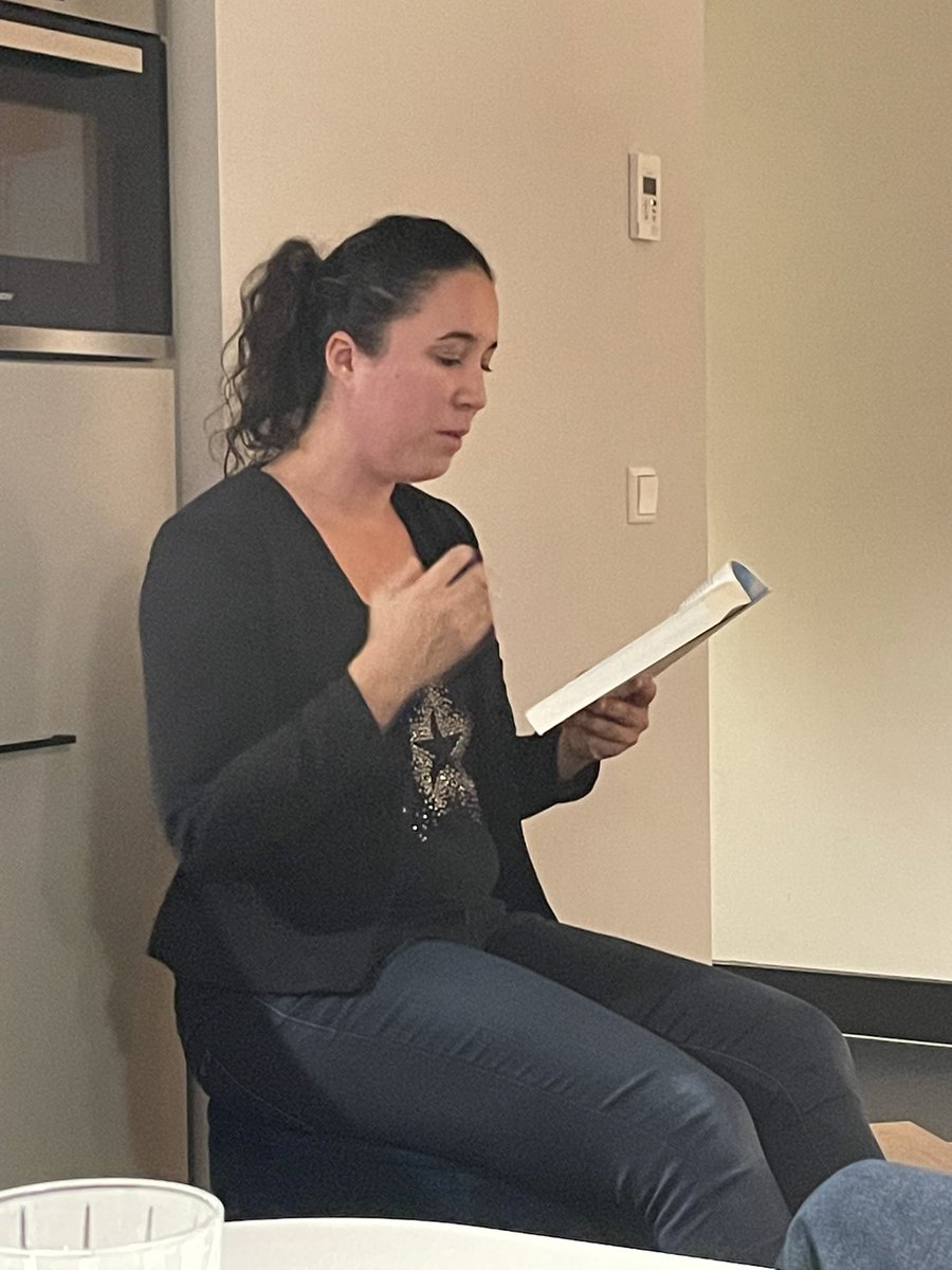 Leuk om in een hotelkamer voorgelezen te worden door de auteur zelf. <a href="/BerniceLeijen/">Bernice Berkleef</a> las voor uit #cody in <a href="/Cityden/">Cityden Aparthotels</a> tijdens #amstelveenin24hrs <a href="/visitamstelveen/">Visit Amstelveen</a> <a href="/Gem_Amstelveen/">Gemeente Amstelveen</a> en @rtvamstelveen was erbij