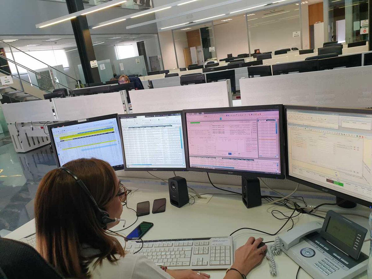 Mientras unos dormimos, médicos, guardias civiles, policías, bomberos Gestores de #112Andalucia, y un largo etcétera trabajamos para que al amanecer la vida siga igual.
#BuenasNoches