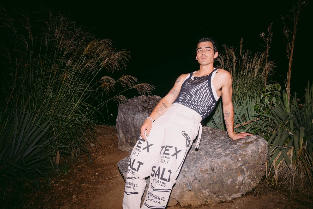 joejonas's tweet photo. Hershey rocks. https://t.co/pTtaJNfPda
