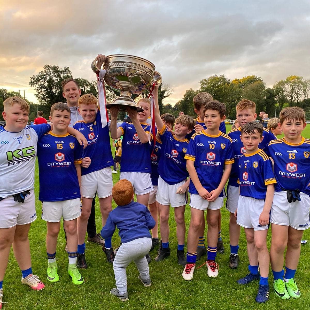 MoneyglassGAC's tweet photo. Lift er up boys 🏆
Thanks to @casementsgac for having our U11 boys at their Annual #lightupforpaul tournament.
The boys certainly won't forget getting their hands on Sam and meeting @TyroneGAALive star Kieran McGeary ⭐🙌
#MakingMemories #HavingFun #SmilesAllRound https://t.co/YoE86kD8dD