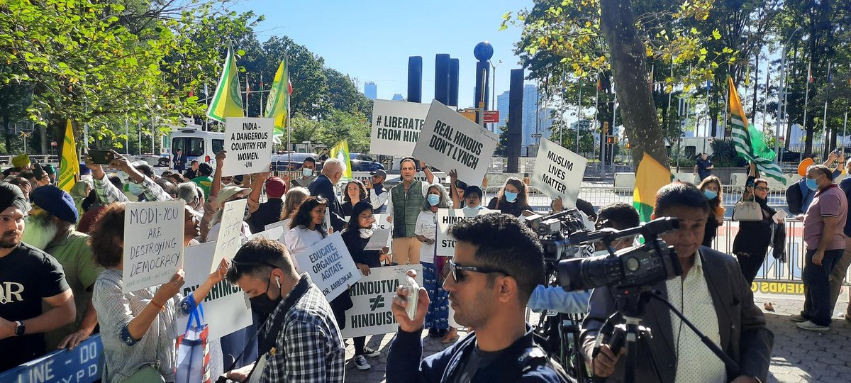 Hindus4HR's tweet photo. FOR IMMEDIATE RELEASE: As Indian PM Modi addressed the UN, HfHR and 20+ interfaith and human rights groups held a rally condemning the persecution of Muslims, Christians, Dalits, and other marginalized groups in India today.
Read more here:
https://t.co/vo3uK4zaln https://t.co/UmxIOTpJ9x