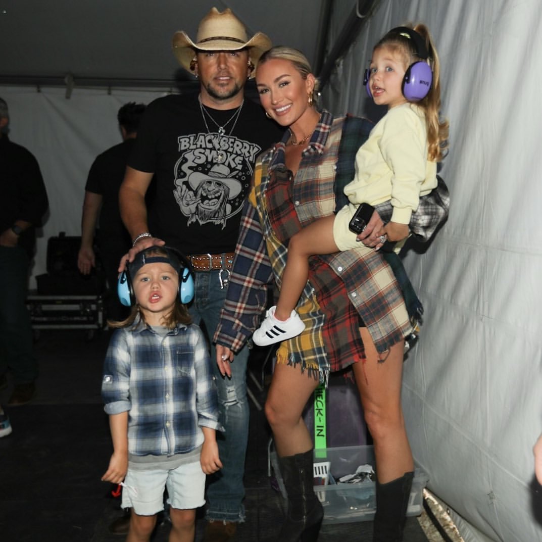 Jason_Aldean's tweet photo. Showtime in Cali. 🎧 🎸 🎤 🤟🏼 https://t.co/6msmvdsJ3B
