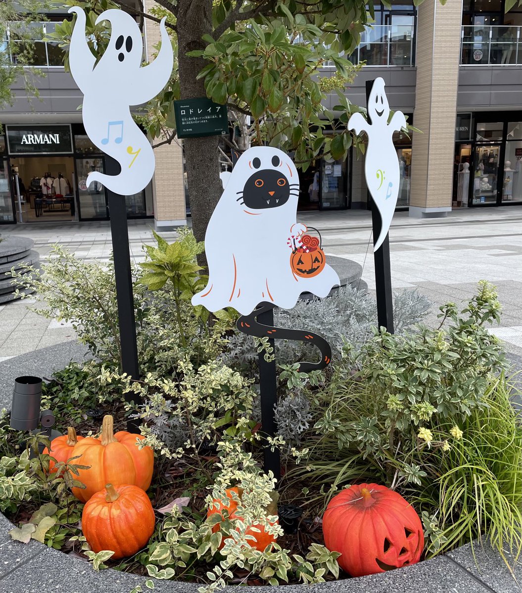 kimnsin's tweet photo. The ghosts are out and Tokyo is starting to get Halloweenized. 👻🎃☠️👹🤡🧛♀️🧟♀️👸🏻🍬#Halloween #itsonlySeptember #myfavoriteholiday https://t.co/Y3wJ2oTSLW