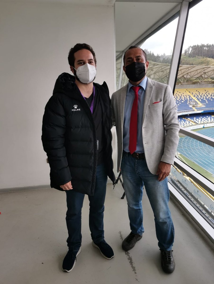 MauroPozoQ's tweet photo. Estaba terminando la transmisión y llegó @OmarYacoman y me mostró la foto cdo el era un niño año 2000 y yo tenía pelo que lindo momento, gran recuerdo Omar en mi época de jugador en @CSDConcepcion
🤗🤗🤗💜 https://t.co/rnTSQNqJds