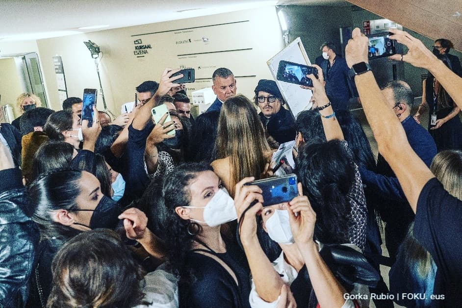 RubioArrillaga's tweet photo. #jonhydeep en jarraitzaile sutsuak #donostiasaria Jaso ostean kursaal etik atera zen unean.
#sansebastianfilmfestival #Zinemaldia #Pressphotography #prentsaargazkilaritza #69ssiff @Foku_eus Johnny Depp fans at the time he leaves the Kursaal after receiving the Donostia award. https://t.co/ViYhOuQnuR
