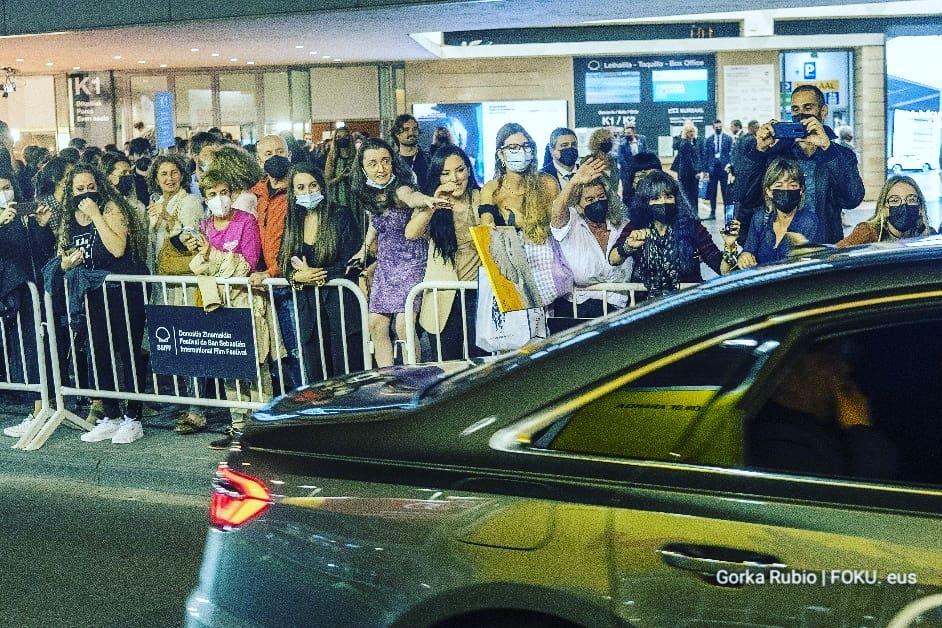 RubioArrillaga's tweet photo. #jonhydeep en jarraitzaile sutsuak #donostiasaria Jaso ostean kursaal etik atera zen unean.
#sansebastianfilmfestival #Zinemaldia #Pressphotography #prentsaargazkilaritza #69ssiff @Foku_eus Johnny Depp fans at the time he leaves the Kursaal after receiving the Donostia award. https://t.co/ViYhOuQnuR