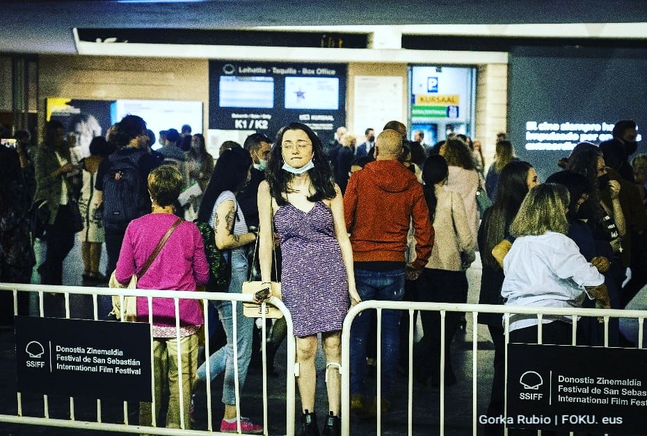 RubioArrillaga's tweet photo. #jonhydeep en jarraitzaile sutsuak #donostiasaria Jaso ostean kursaal etik atera zen unean.
#sansebastianfilmfestival #Zinemaldia #Pressphotography #prentsaargazkilaritza #69ssiff @Foku_eus Johnny Depp fans at the time he leaves the Kursaal after receiving the Donostia award. https://t.co/ViYhOuQnuR