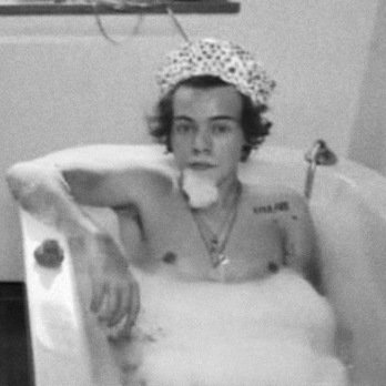 sunfflouwerry's tweet photo. HARRY STYLES      HARRY STYLES 
2012                        2021 https://t.co/0ARbFgID2l