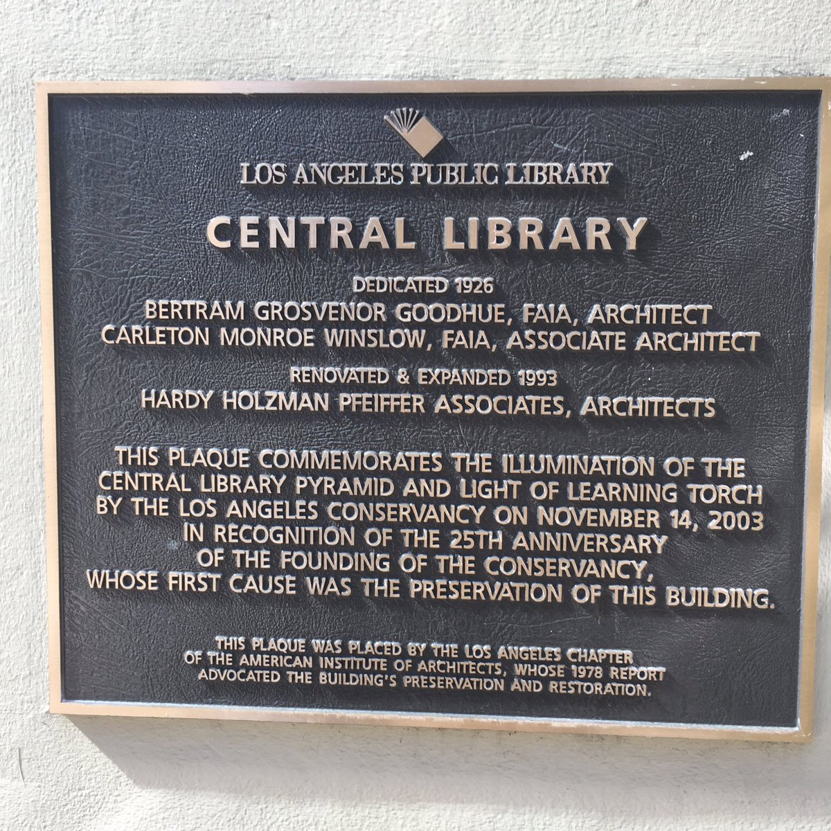 brettwatermantv's tweet photo. Studying at the Los Angeles Public Library in downtown is more than just an education in books.  It’s really the whole experience of learning as a creative journey!  If you haven’t been here, it’s definitely worth a visit! @hgtv @diynetwork @anniesloanhome https://t.co/SQrJq4MDwP