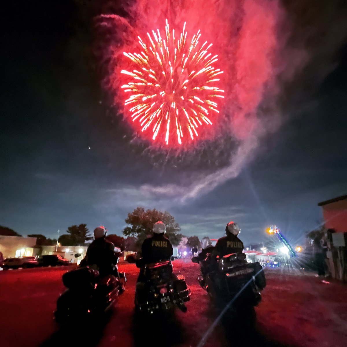 HawthorneNJPD's tweet photo. Thanks for a great Hawthorne Day, everyone! We all had a great time, especially some of our motor unit, here. Today is what Hawthorne is about. #ourhpd #hawthornenj #hawthorneday #aretheseguysworkingorrelaxing #harleydavidson #bmw #motors #motorunit https://t.co/PPCo18Eh8K