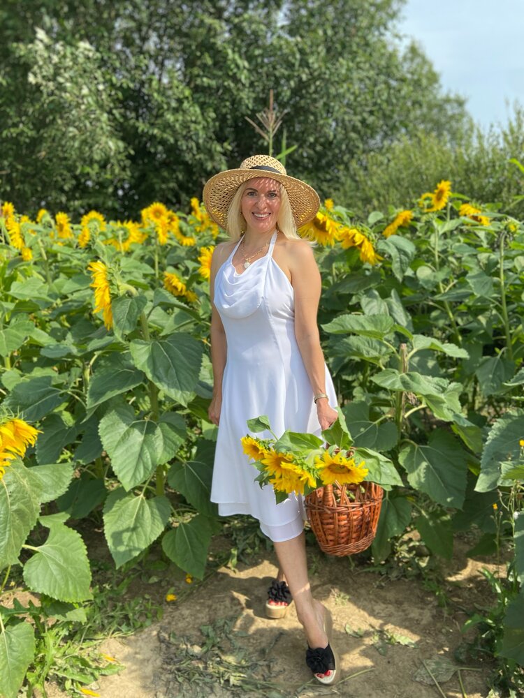 Nataliya77's tweet photo. Lyudmila is looking for a man among Italian singles. She speaks Italian very well. She is divorced and has a 24 years old daughter. 
She likes traveling, swimming, being in nature.
https://t.co/fXfuBZBJB9 https://t.co/0nRWSMUJ69