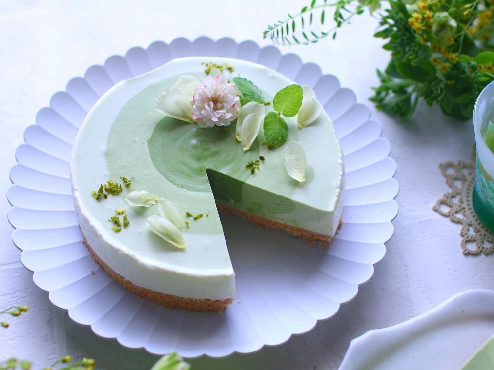 るるぶ More おうち時間に手作り抹茶ケーキを 鮮やかな緑色に気分もあがる 抹茶のグラデーションレアチーズケーキのレシピをkyoko Plusさんに教えてもらいました オーブン不要で簡単なので おうちカフェのおともに作ってみませんか T Co