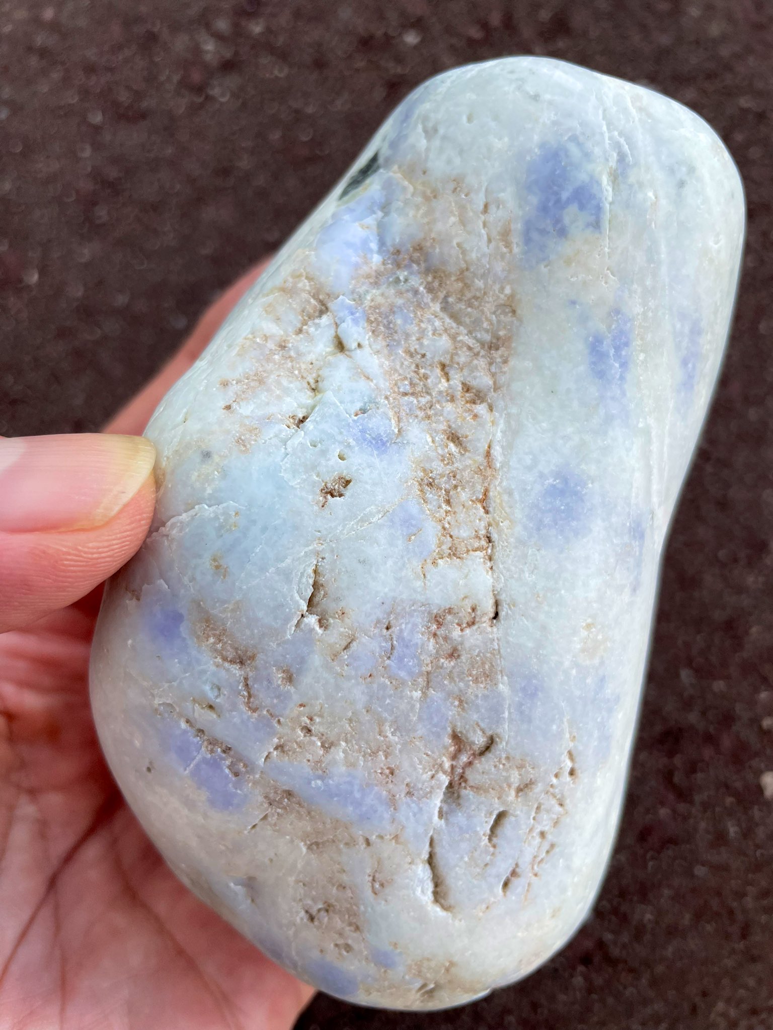 白地に紫のマダラが入る海石］ 糸魚川翡翠海石62g ヒスイ ひすい