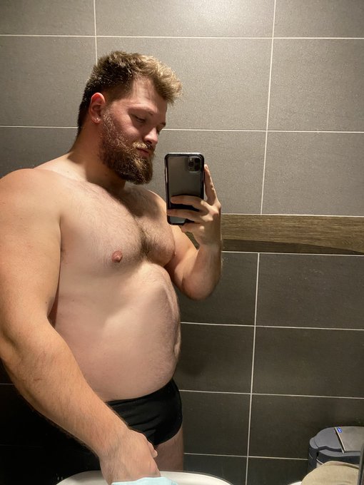 Really living that thick boy life now 🍑🍻🍔🍕🥛😈 https://t.co/oHjulqI8aF