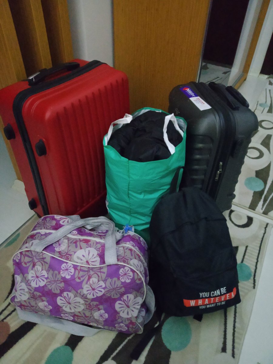 Bu kadar esya ile gidiyorum okul bi daha kapanirsa mevzu cikartirim