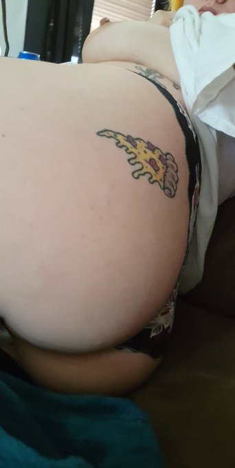 Hehe. Hi. 😘 
#peachykeen #peachybum #pizza #sw #milf #PiercedNPerky #onlyfans2021 https://t.co/TtgkC