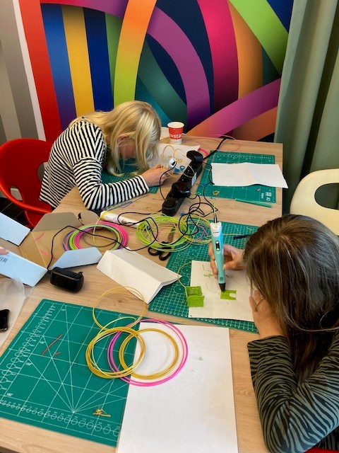 BGvanWakeren's tweet photo. Bezoek gebracht aan de Maakdag in de @biebhengelo. Het is een samenwerkingsverband van 11 Twentse gemeenten. Dit in het kader van @Cultuurregio Twente.
De Maakdag is een onderdeel van de Twentse Maakplaatsen georganiseerd door @TETEMkunst . 
#gemeentehengelo #cultuureducatie https://t.co/7MoBqxSebt