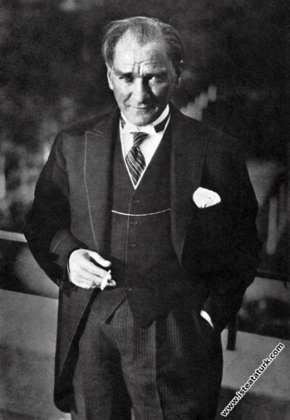 Hasretulkublkc's tweet photo. Herhalde âlemde bir hak vardır. Ve hak kuvvetin üstündedir. 1919 (Nutuk III, s. 1184)
Yolumuza ışık tutan ulu önder! #MucizeADAM https://t.co/Vv63fZgFVh