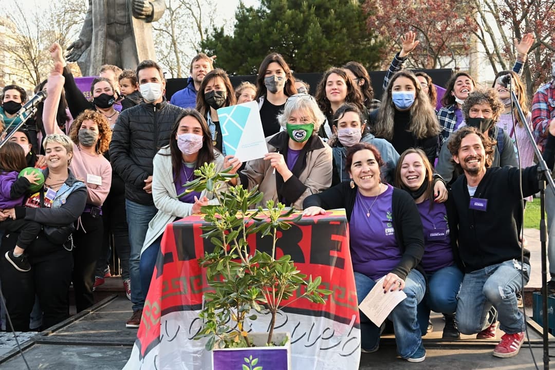 SoldelaTorrePG's tweet photo. ✨ LOS SUEÑOS REBELDES SE HACEN REALIDAD ✨

🎂 En el 15° cumple del @ccamericalibre, firmamos el acuerdo por el permiso de uso del edificio de nuestra Casa del Pueblo

✊ Por más #EstadoPresente y por quienes construimos desde el 💚, larga vida a la Casa del Pueblo https://t.co/fflfef2ZY5