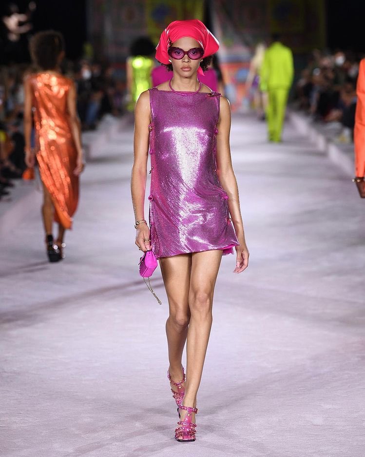 galianosnake's tweet photo. hiandra martinez walking at the #VersaceSS2 💕🇩🇴 https://t.co/wEJ3tX475X